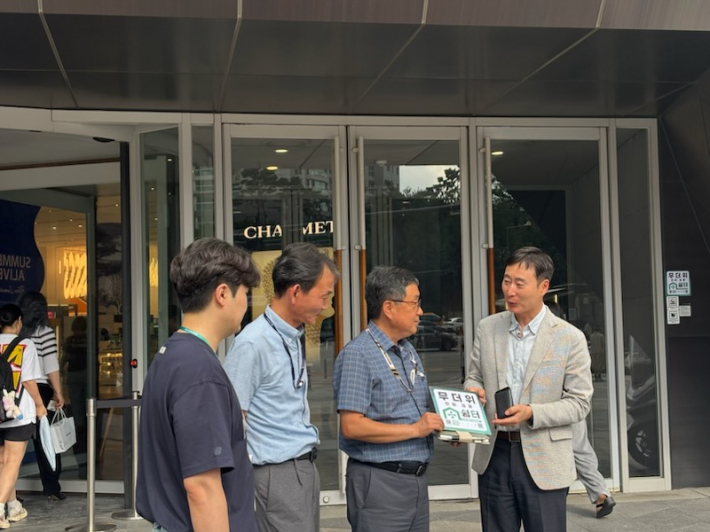 수원시 관계자들이 민간 무더위쉼터로 지정된 갤러리아 광교점을 방문해 운영 현황을 점검하고 있다. 민간시설 참여로 시민 생활권 가까이에 쉼터가 확대되고 있다.