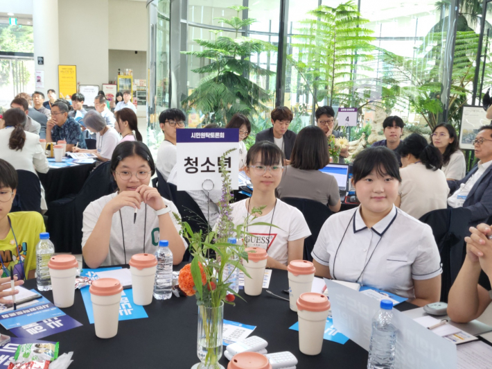 청소년분과 학생들이 적극적으로 의견을 나누며 토론에 활기를 더하고 있다. (오른쪽 첫 번째 문채원 학생)