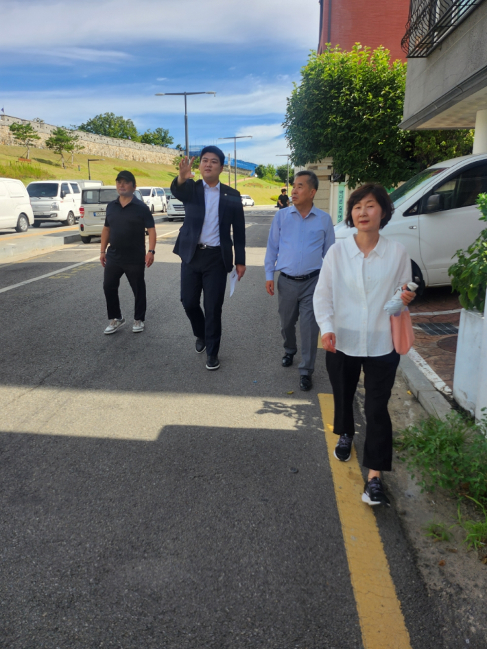 지동주민자치회가 화성성곽 일원에서 주민불편사항을 현장 점검하고 있다.