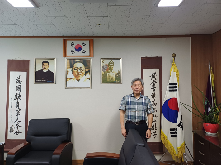 광복회 수원지회 사무실, 태극기와 독립운동가.
