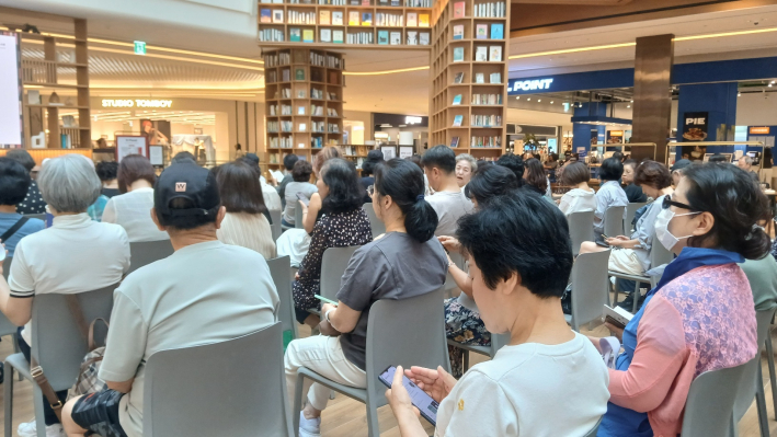 진지하게 강의를 듣는 시민들