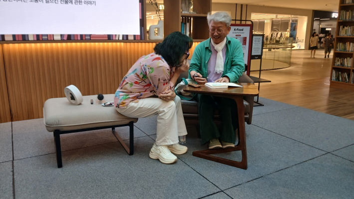 신간시집 사인회하는  시인 모습