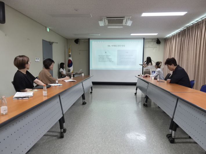 시민에게 정원문화를 전달할 새로운 교육자로서 첫 강의시연을 진행하고 있다.