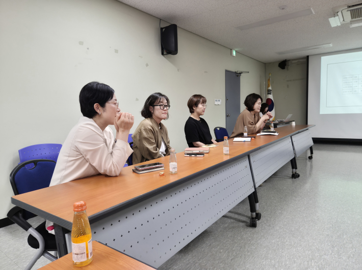 녹지경관과장과 관계자들이 강의시연을 참관하며 도우미들의 강의 내용과 진행 모습을 살펴보고 있다.