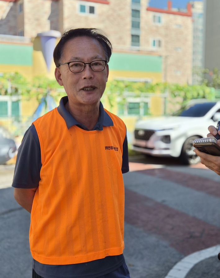 (사)도배사협회 윤용열 회장이 인터뷰를 하고 있다.