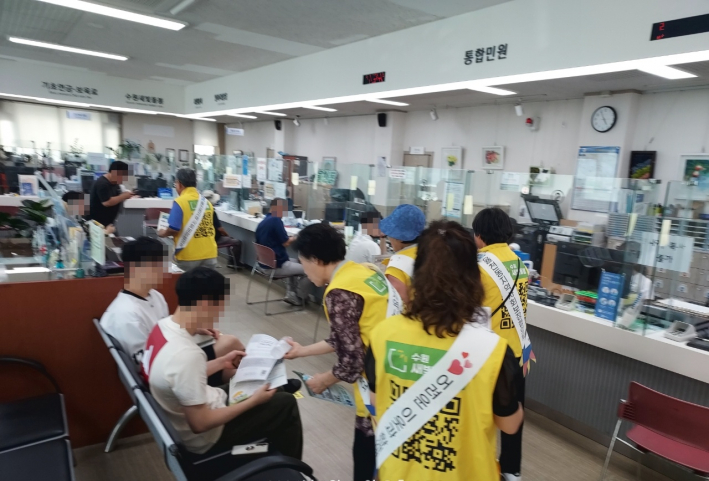 수원시 장안구 율천동 지역사회보장협의체, 생수 나눔 및 복지사각지대 발굴 캠페인 실시