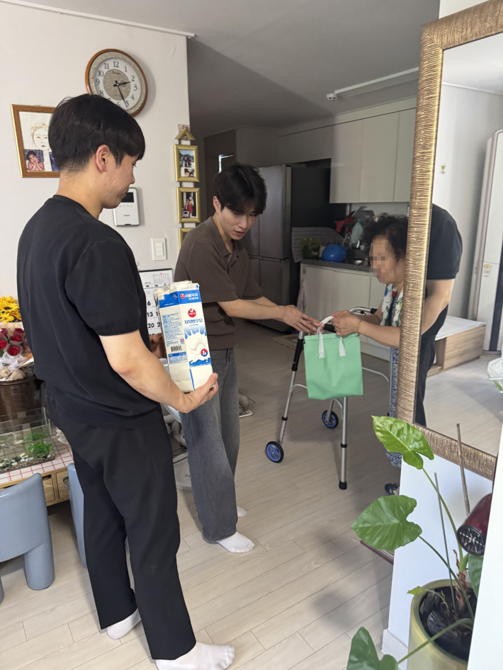 조원1동에서 독거노인 집을 방문해 폐자원 교환 등을 하고 있다.