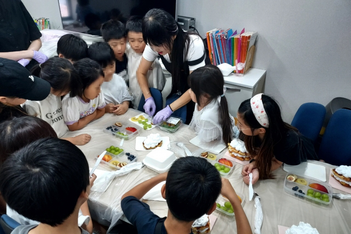 수원시 장안구 율천동 지역사회보장협의체, 율전지역아동센터와 '만지고! 만들고!' 체험 활동 진행