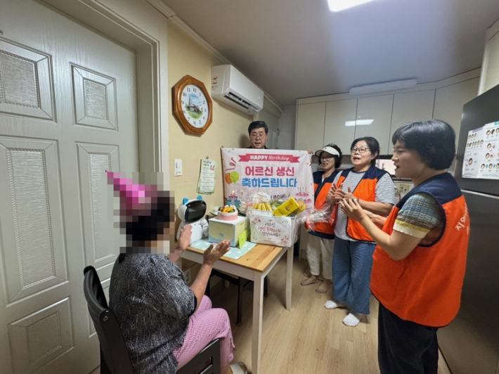 망포2동 지역사회보장협의체 위원들이 어르신 가정을 방문하여 생신을 축하드리고 있다. 