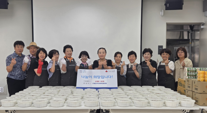 인계동 지역사회보장협의체 위원들이 삼계탕 후원 전달식 사진촬영을 하고 있다.