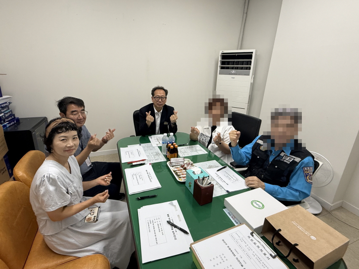 권선구 주정차위반 의견진술 심의위원들이 간담회를 갖고 의견을 나누고 있다.