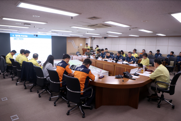 12일 수원시청 재난안전상황실에서 '2026년 을지연습 연계 3분기 수원시 통합방위협의회'가 열리고 있다.