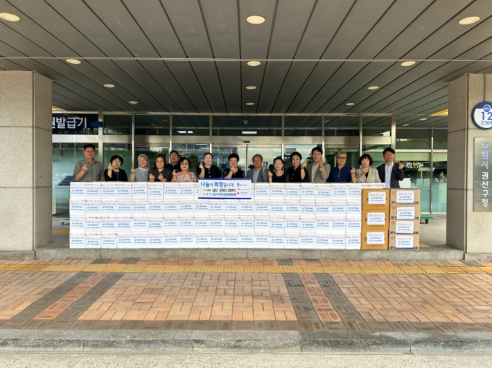 권선구 지역사회보장협의체,   저소득 어르신 150세대에 김치·오란다 전달