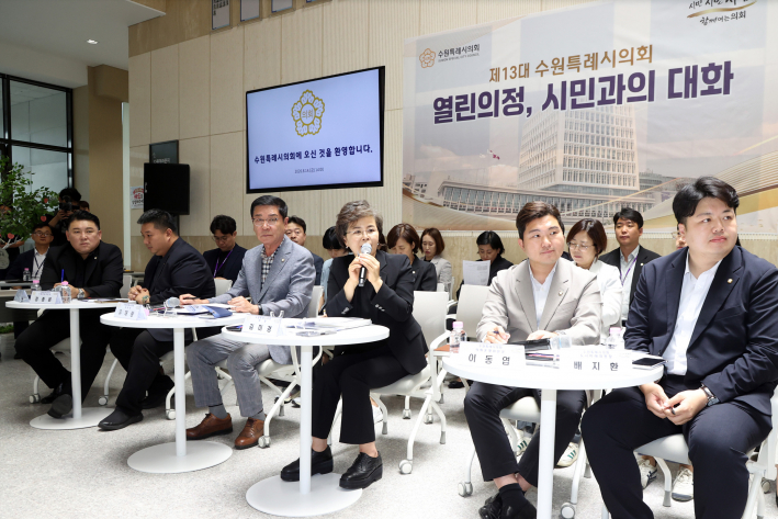 김미경 수원특례시의회 의장이 14일 수원특례시의회 1층 로비에서 열린 「제1회 열린의정, 시민과의 대화」에서 시민들과 소통하고 있다.