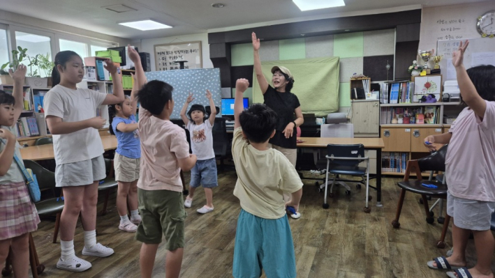 여성리더회 5기 이경애회장의 레크리에이션 진행으로 아이들이 즐거운 시간을 보내고 있다.