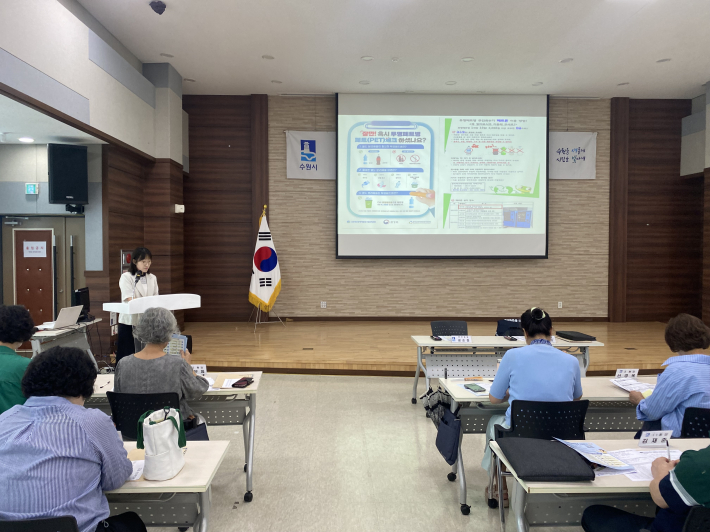 김지원 행정민원팀장이 투명페트병 별도 분리배출 교육을 실시하고 있다.