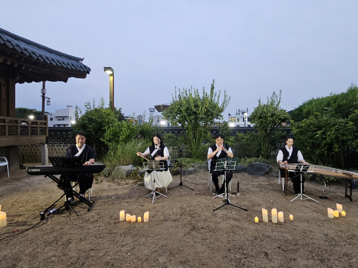 아름드리 퓨전 국악연주단의 연주모습
