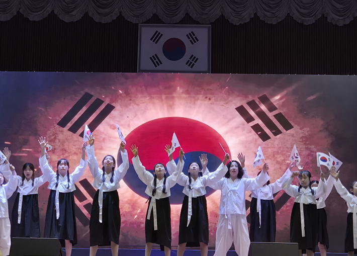 경기소년소녀합창단의 광복절 기념 뮤지컬 공연 모습