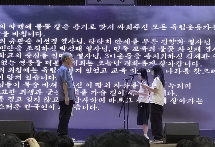 초등학교 6학년 학생들이 독립운동가 후손들에게 감사의 편지를 전달하는 모습