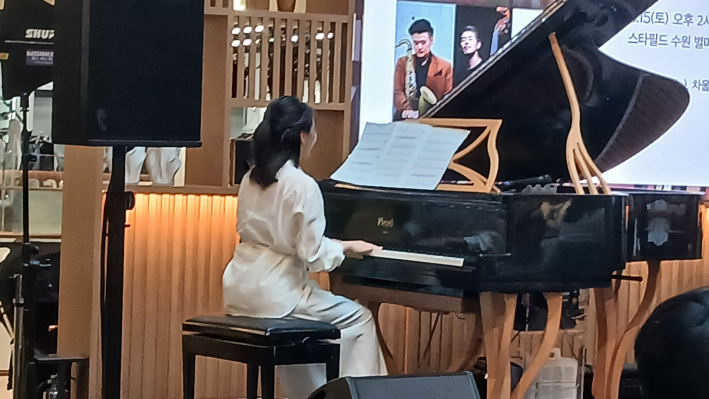 연열하는 김민지 피아니스트 연주 장면