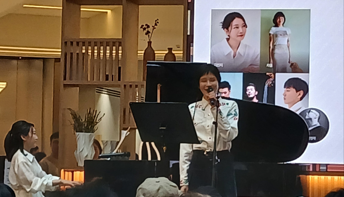 열창하는 차울 보컬리스트 모습