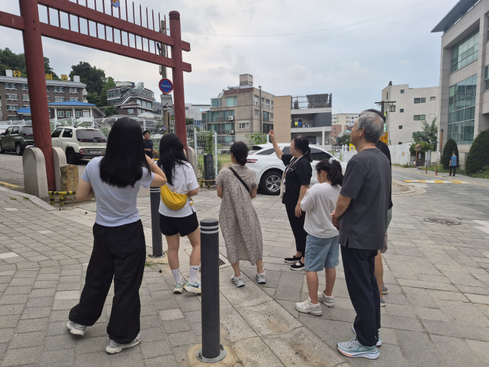 수원근대거리 해설 투어를 시작하면서(수원향교 앞 홍살문)