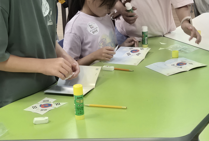 독립운동가가 된 마음으로 자신만의 여권을 만드는 어린이들