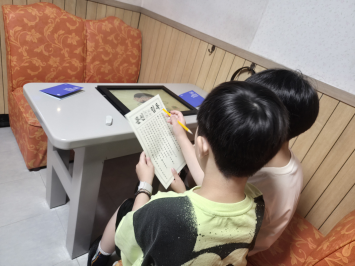 독립운동가가 되어 박물관에서 미션을 수행하는 어린이들]