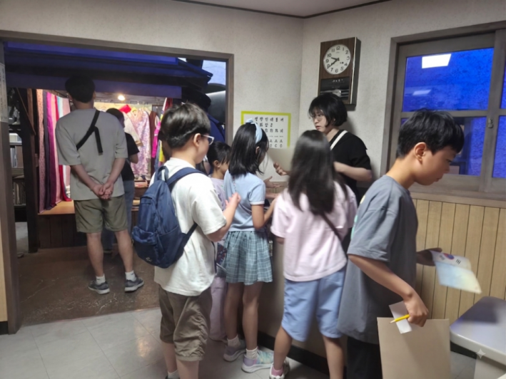 미션을 완료하고 독립운동가 여권을 하나씩 채우는 어린이들]