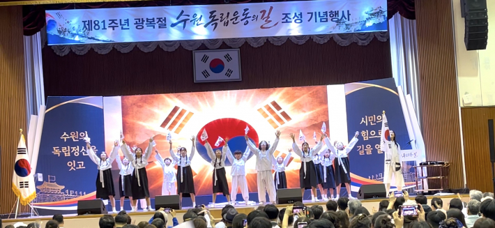 샌드아트와 합창으로 광복의 의미를 전한 축하공연
