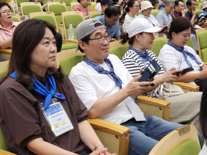 지역활동 봉사단체인 'ECO 서호천의 친구들' 김경희 사무국장이 인터뷰에 응해 주었다.(사진 왼쪽 첫 번째)
