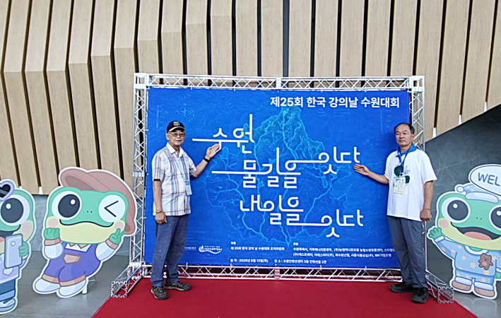 참석자들이 행사장에 마련된 포토존에서 기념사진을 남기고 있다.  