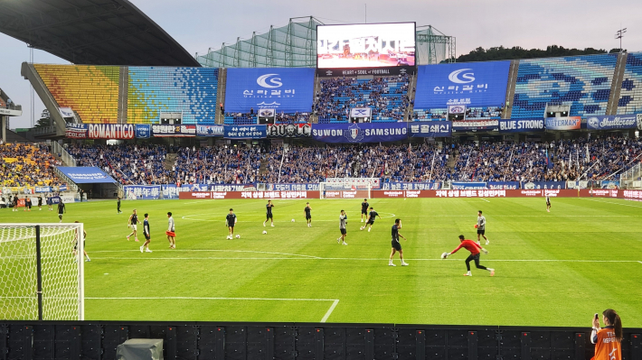 2만 1천여 관중 뜨겁게 달군 '수원월드컵경기장'