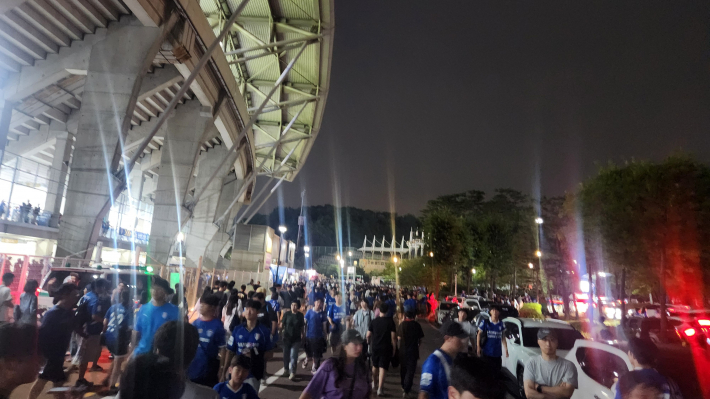 경기종료 후 축구 열기는 경기장 밖까지 이어졌다.