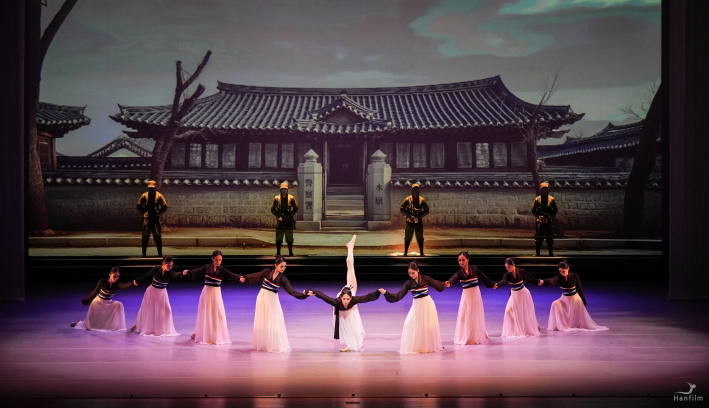 배경화면에 당시 수원경찰서가 보인다.