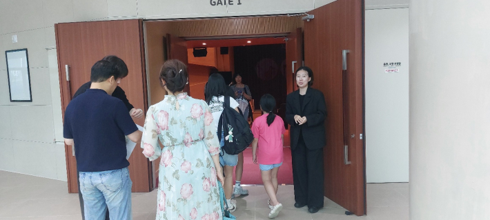 관객 입장 모습. 가족단위 관객이 많이 보였다. 