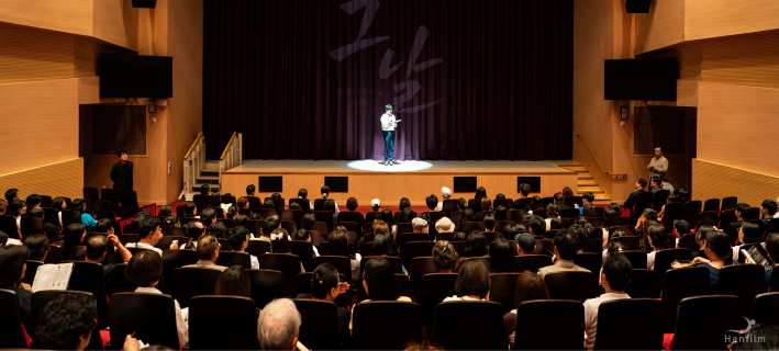 시작 전 스탭진이 만석을 이룬 관객에게 줄거리를 소개하고 있다.