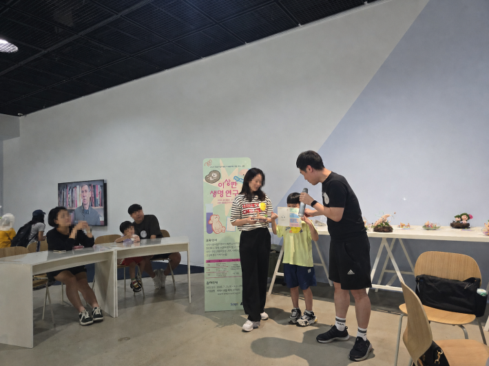수원시립미술관 여름방학 가족 프로그램 〈Play, Art! - 이상한 생명 연구소〉에서는 전시 관람 후 가족별로 상상 속 생명체를 만들고, 작품에 담긴 이야기를 발표하는 시간을 가졌다.