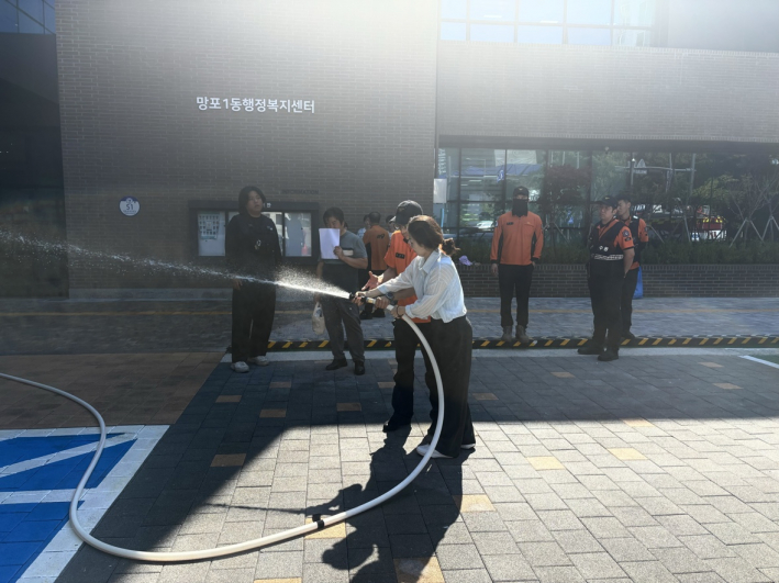 망포1동 행정복지센터 합동소방훈련 실습 장면