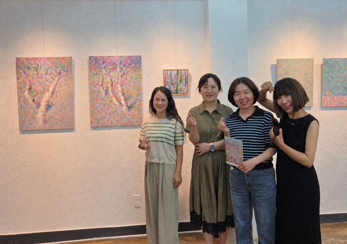 행궁동 공공형 갤러리 '이음'에서 열린 이동숙·이유진 2인전 《채움. 비움》에서 이유진 작가와 최영희 행궁동장, 천영숙 관장, 이수진 부관장이 이유진 작가의 작품 앞에서 기념촬영을 하고 있다.