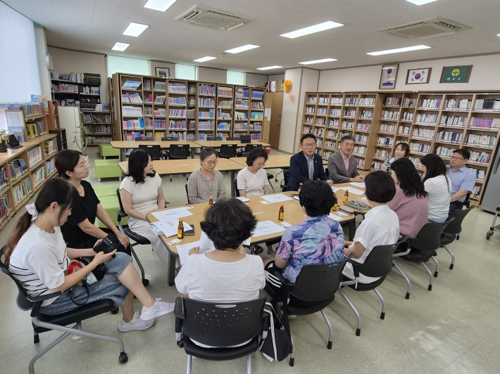 월례회의를 진행중인 새마을문고 모습