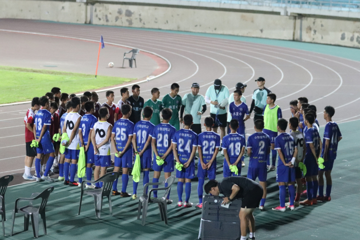 경기전 감독님의 지시를 듣고 있는 수원중 축구부 선수