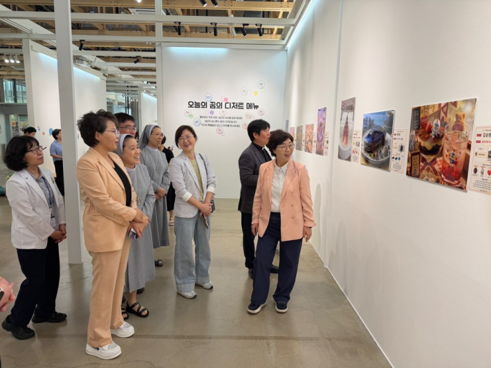 꿈의 디저트(AI사진)을 관람하고 있는 모습