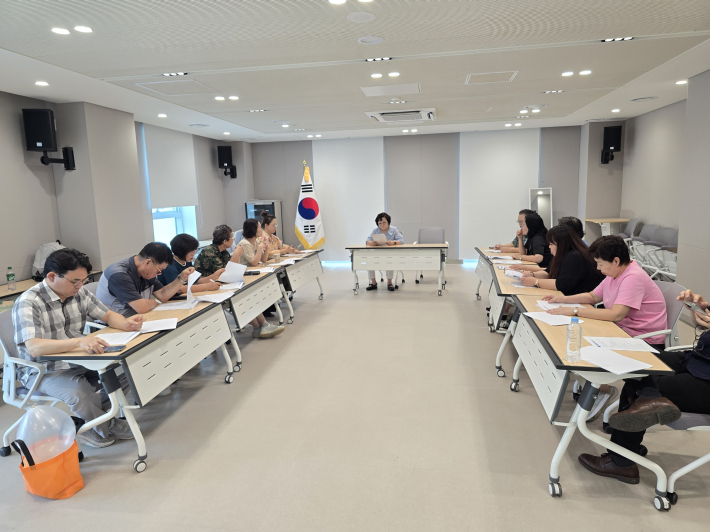 서둔동 지역사회보장협의체가 정기회의를 진행하고 있다.