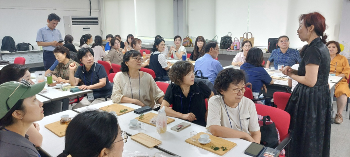 공순정 특임교수의 수업에 학생들이 집중하고 있다.