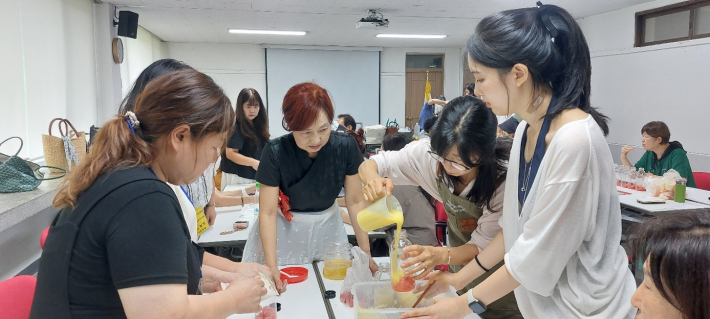 레몬·자몽청 만들기 실습을 공 특임교수(가운데)가 지켜보고 있다.