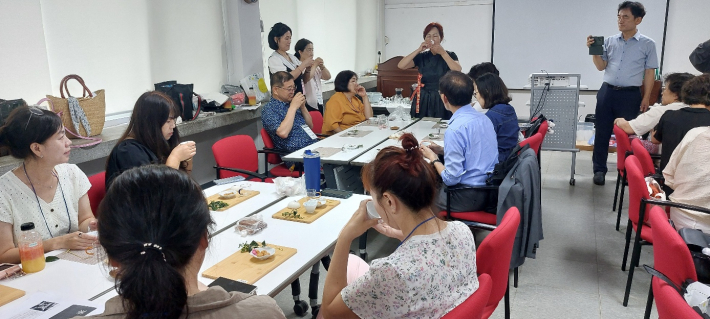 공 교수가 차 시음하는 방법을 시범 보이고 있다. 