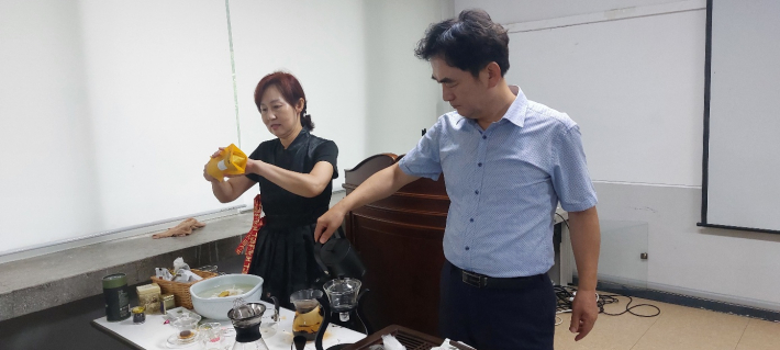 오늘 세미나를 주도한 이창래 학과장(오른쪽)과 공순정 특임교수