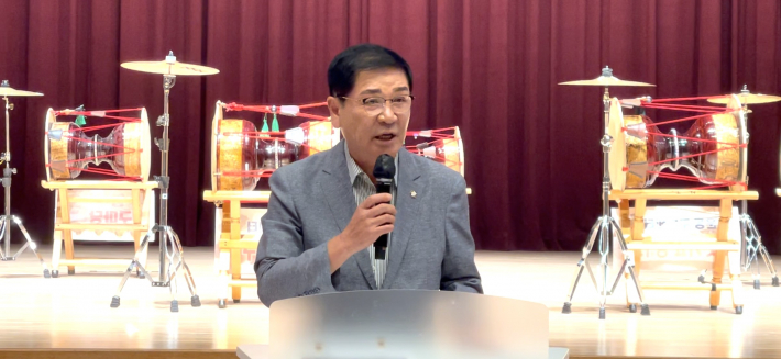 수원특례시의회 유재광 부의장이 축사를 하고 있다.