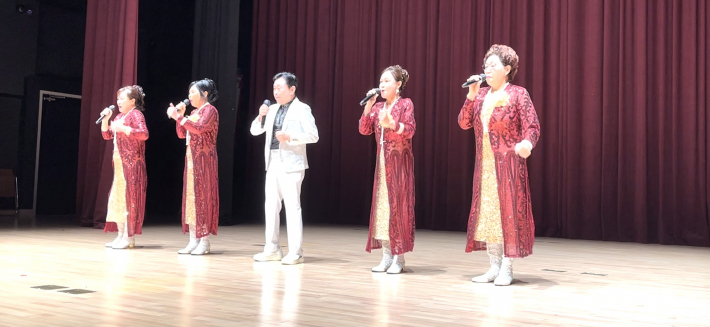 호매실동 노래사랑팀이 '별빛같은 나의 사랑아'와 '멋진 인생'을 열창하고 있다.